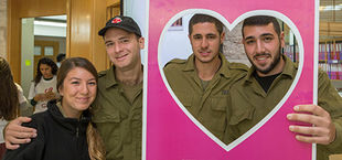אורזים מזון לנזקקים בירושלים